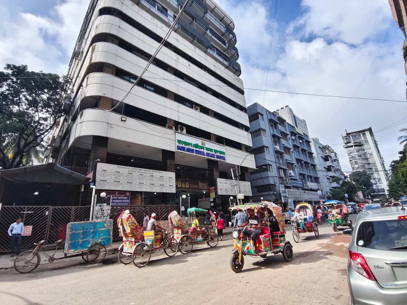 Street view of Bangladesh Medical College Hospital in Dhanmondi, Dhaka