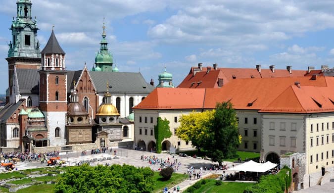 Wawel Royal Castle and cathedral overlooking the Vistula river in Kraków