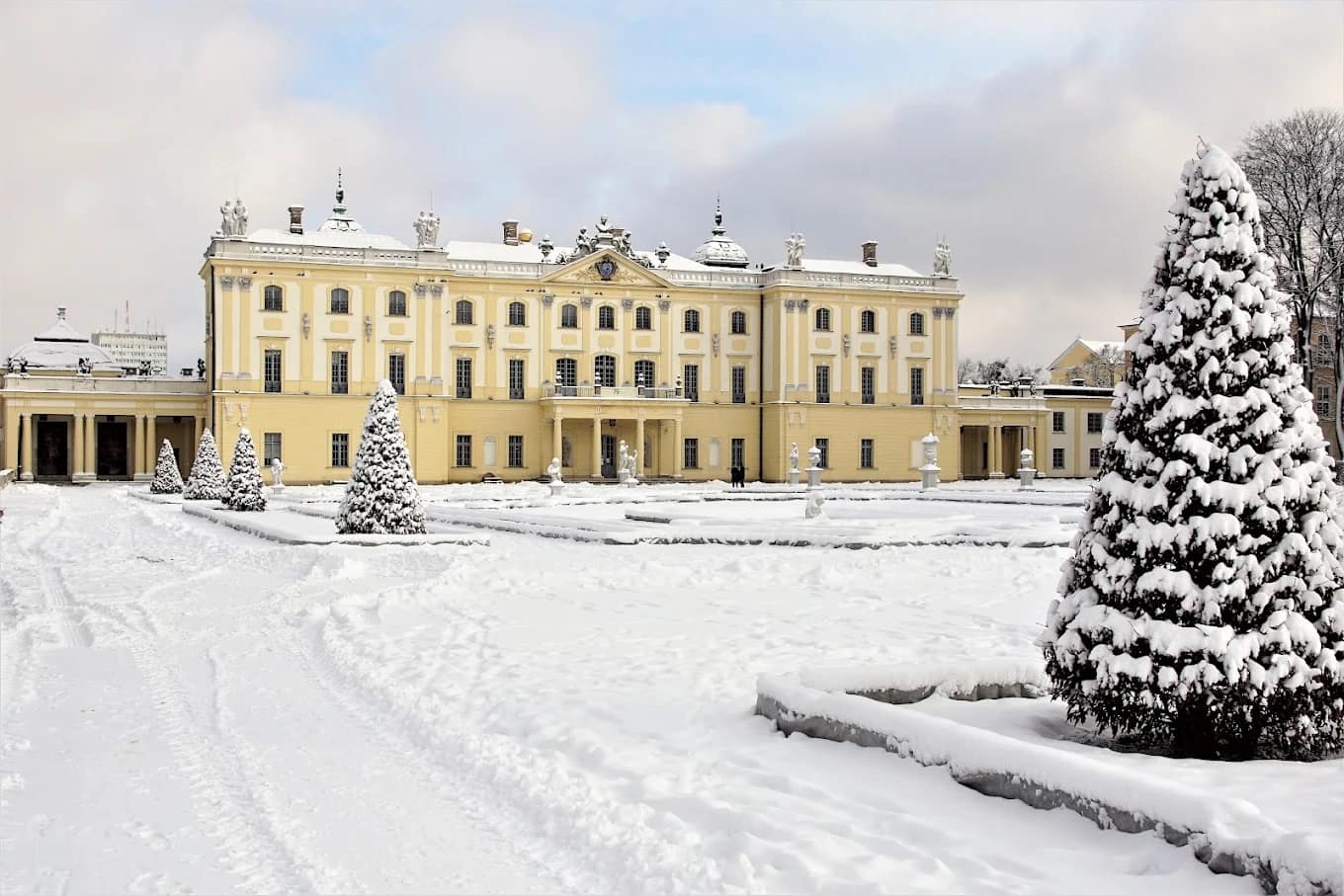 The Branicki Palace of the Medical University of Białystok in winter