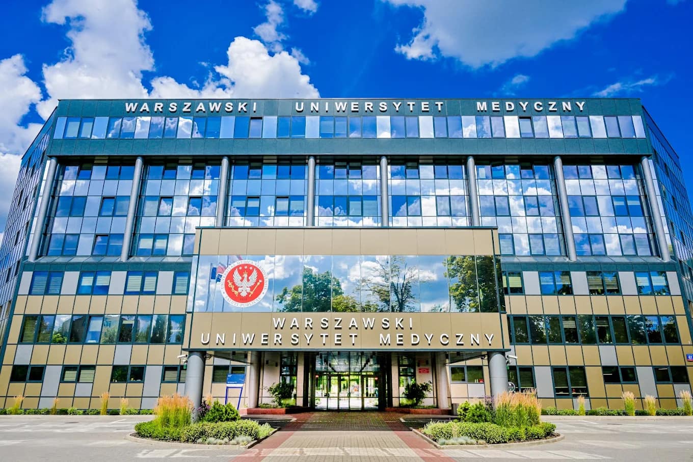 The main building of the Medical University of Warsaw with the 'Warszawski Uniwersytet Medyczny' sign