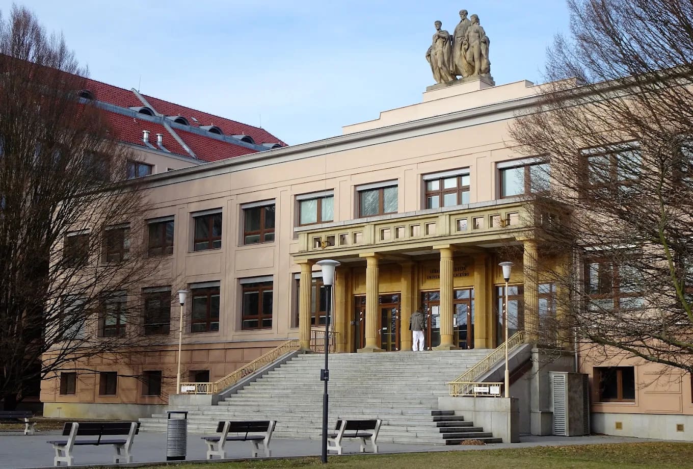 Modern teaching and research building on the medical campus