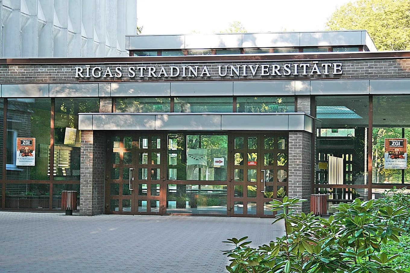 The glass main entrance of Riga Stradiņš University