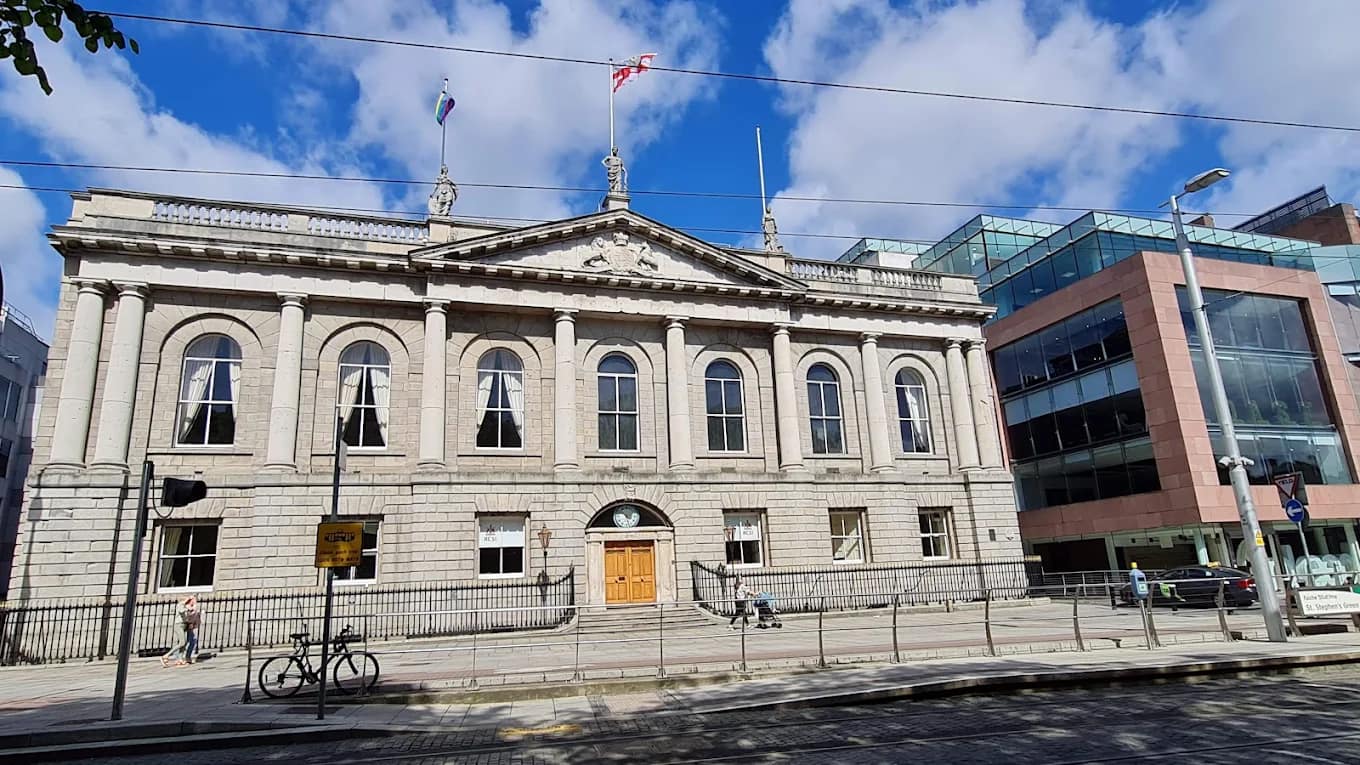 RCSI's 1810 facade at 123 St Stephen's Green beside its modern extension