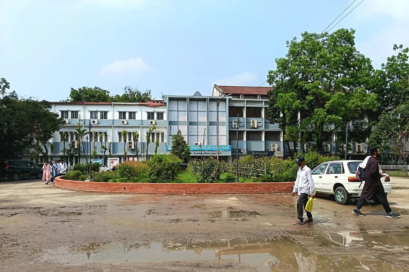Academic building of Sylhet MAG Osmani Medical College with its garden roundabout