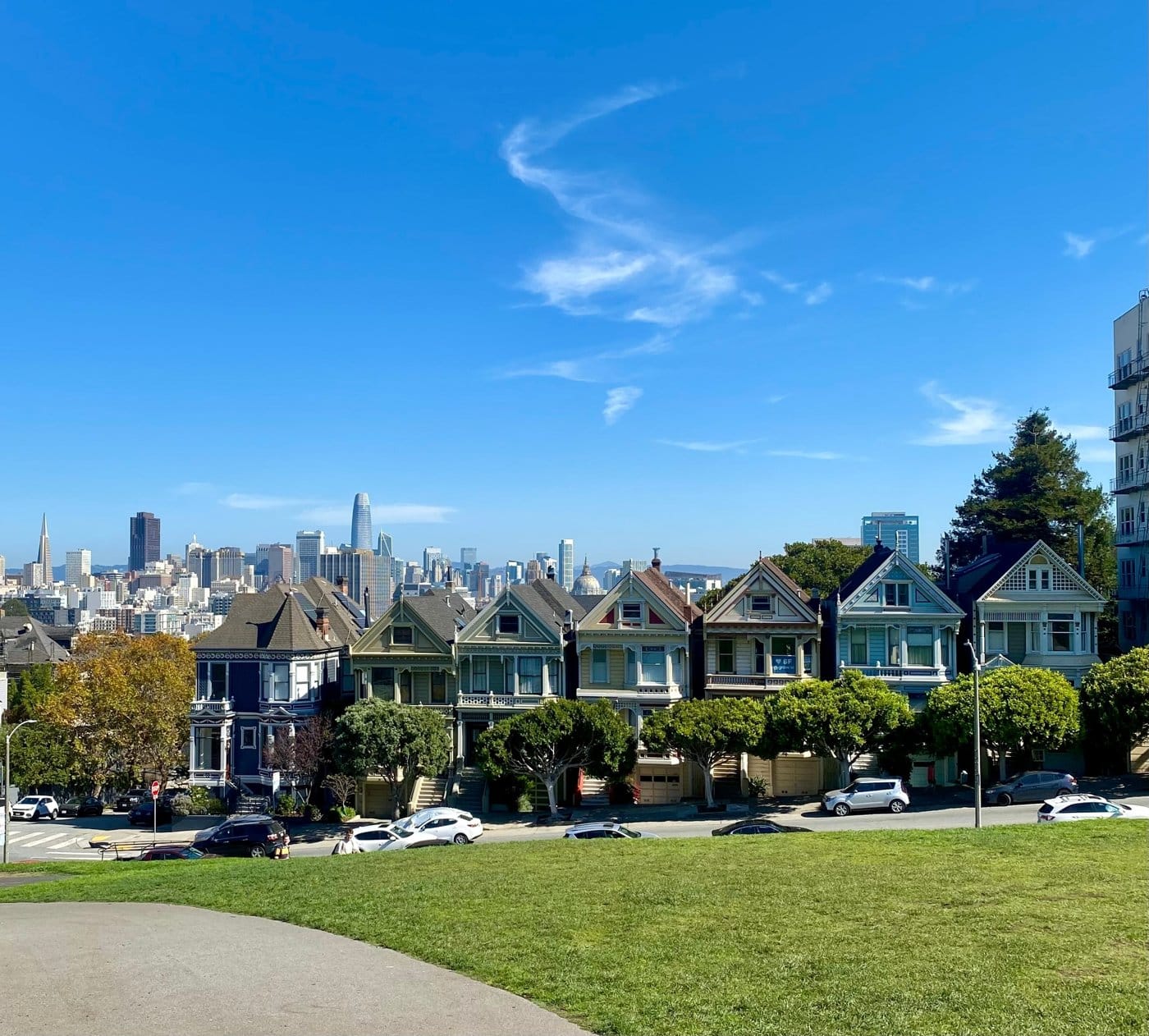 The Painted Ladies Victorian houses with the San Francisco skyline behind