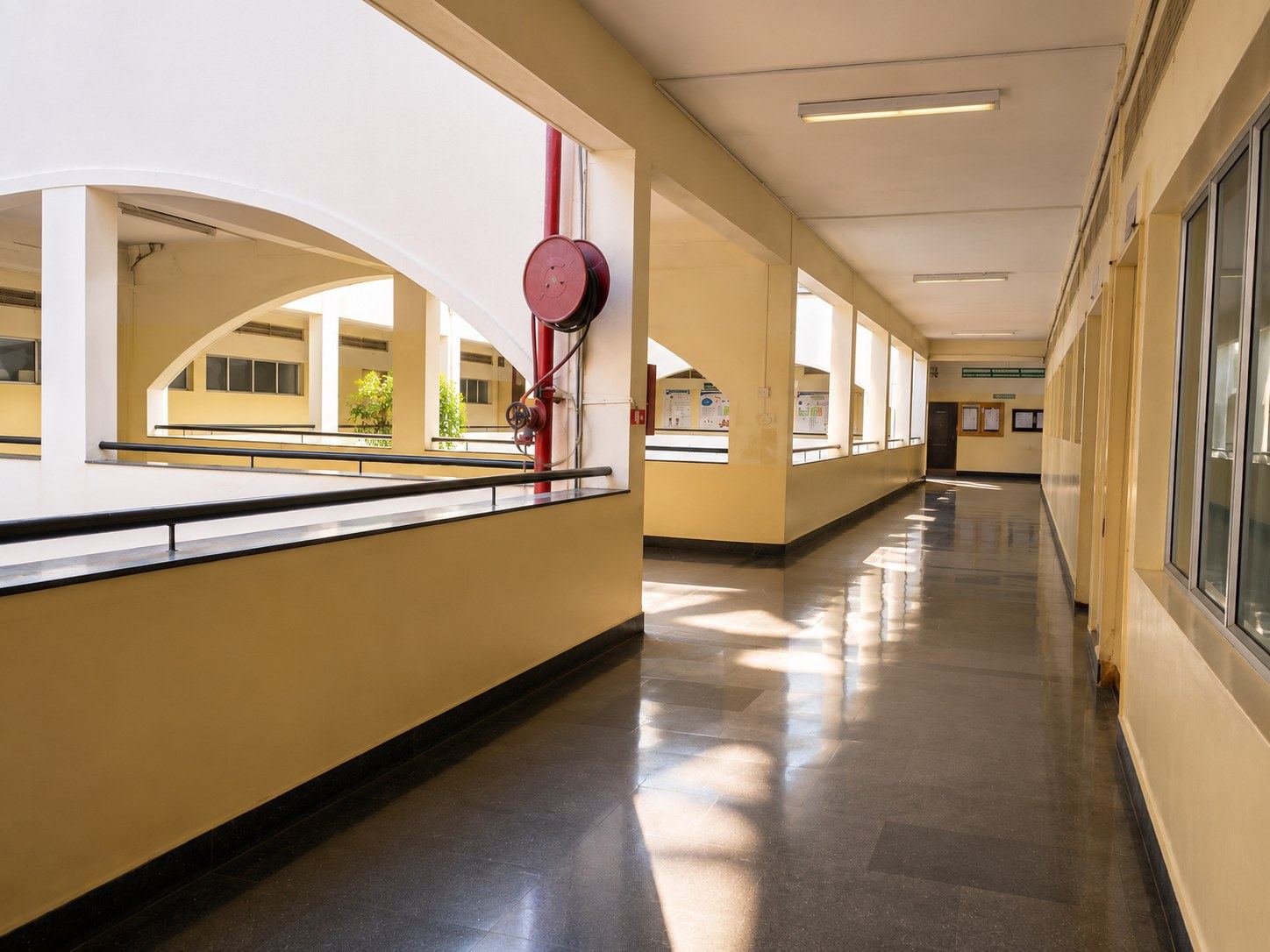 An arched corridor walkway at Bharati Vidyapeeth Medical College, Pune