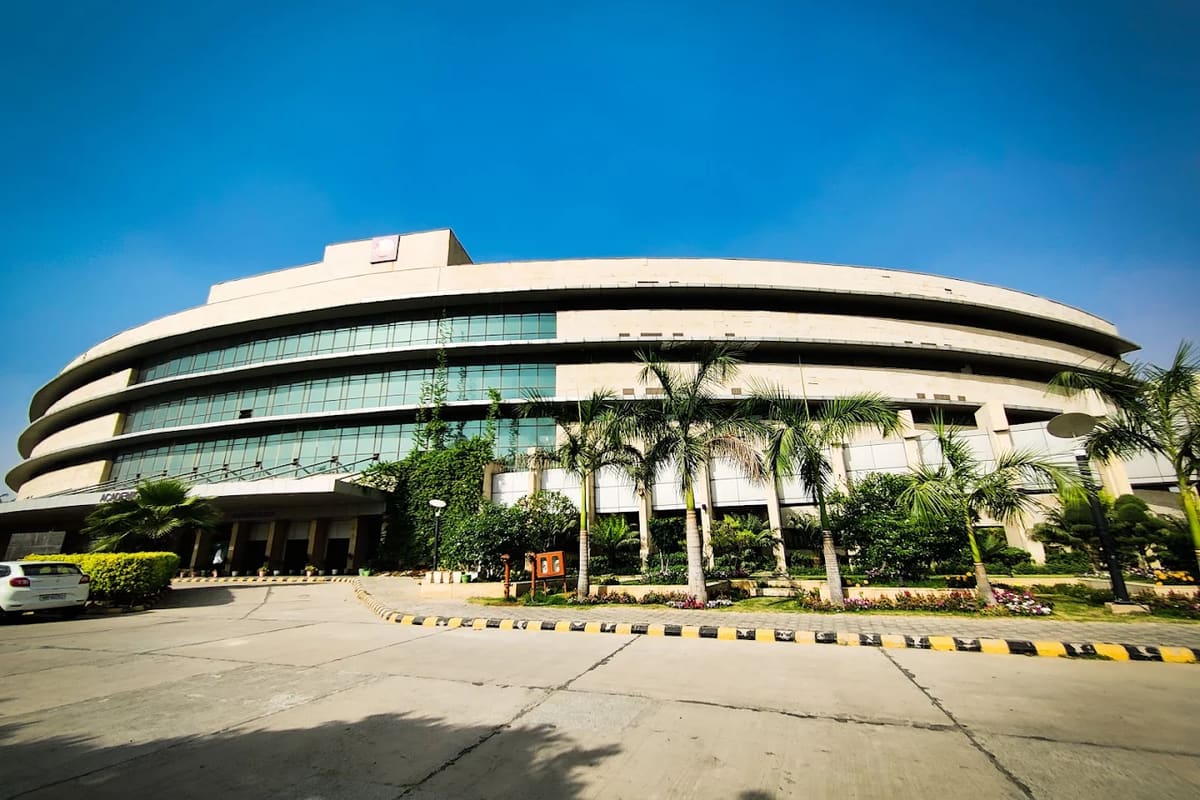 ESIC Medical College and Hospital, Faridabad campus grounds, Faridabad