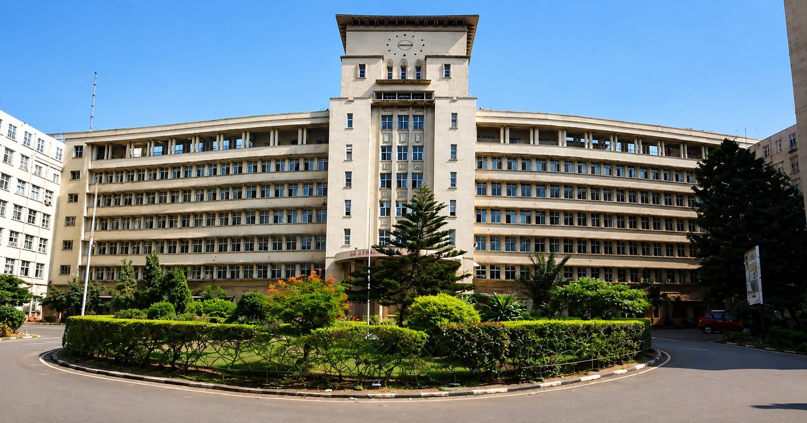 A large hospital building on the GMC L.T. Marg / GT Hospital campus, Mumbai