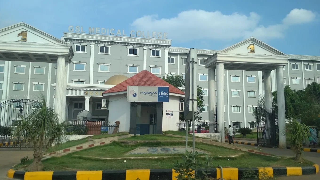 The GSL Medical College entrance building, Rajahmundry