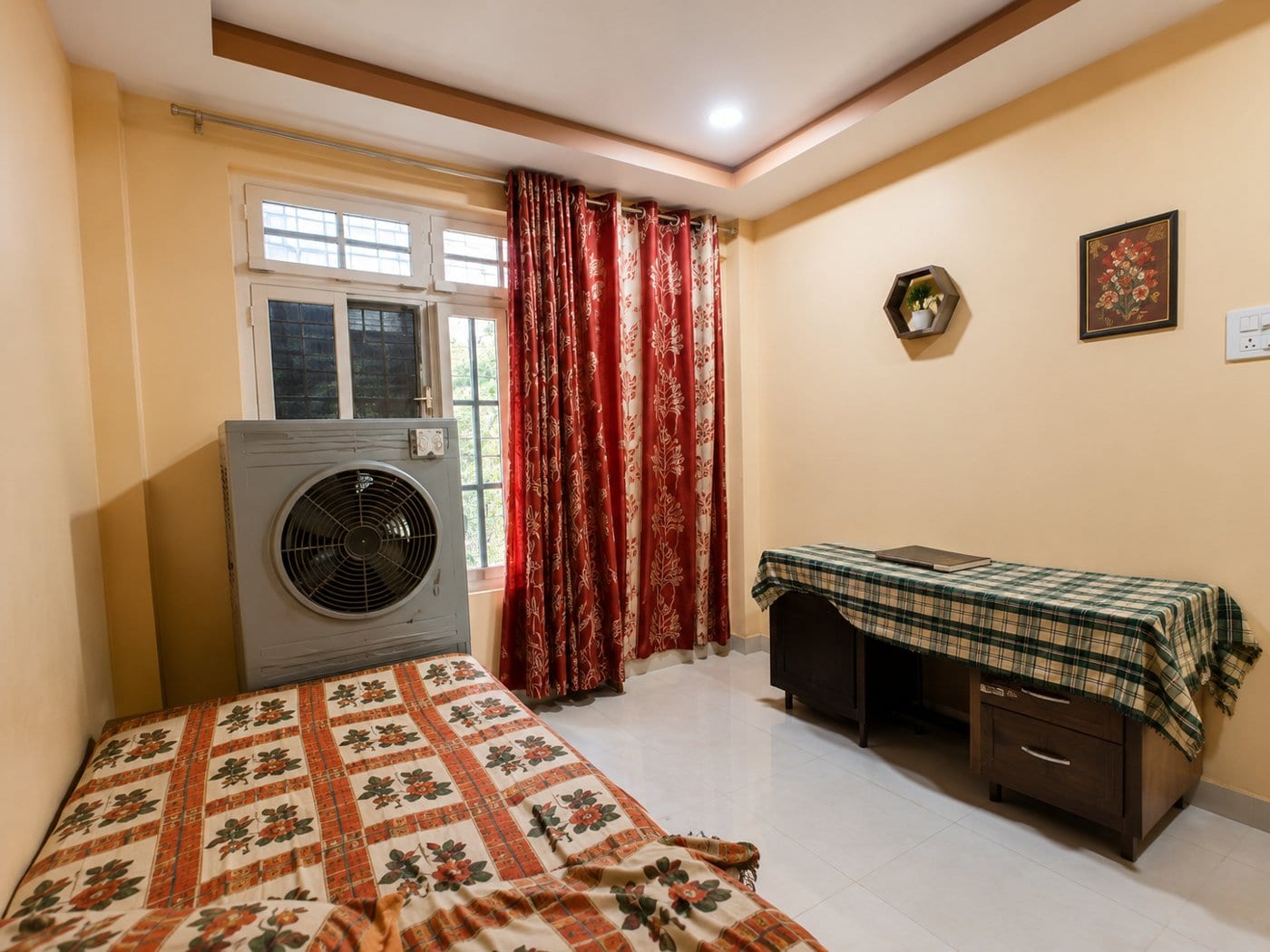 A furnished room in a KGMU hostel