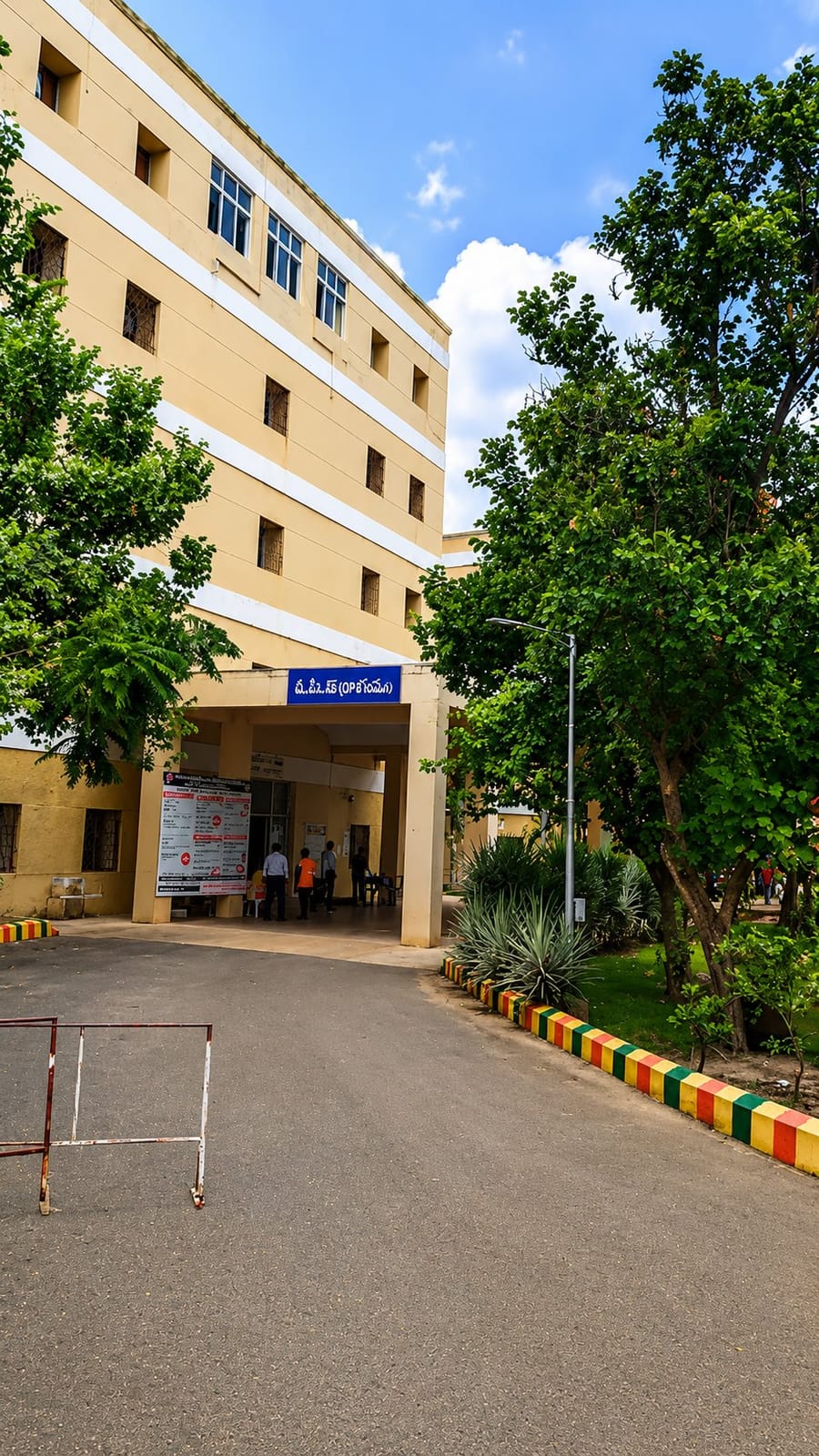 The teaching hospital building at Dr. PSIMS & RF, Chinoutpalli