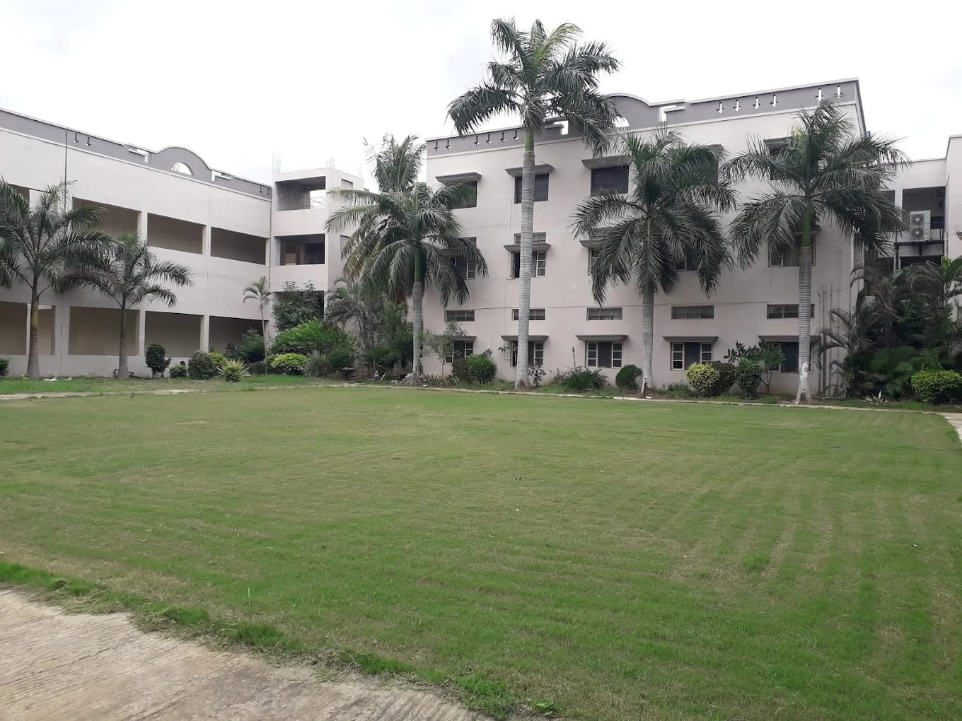Garden and building at Santhiram Medical College, Nandyal