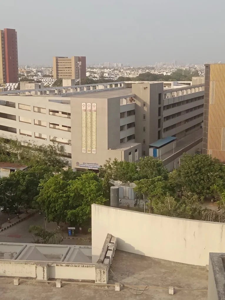 Surat Municipal Institute of Medical Education and Research campus and facilities, Surat