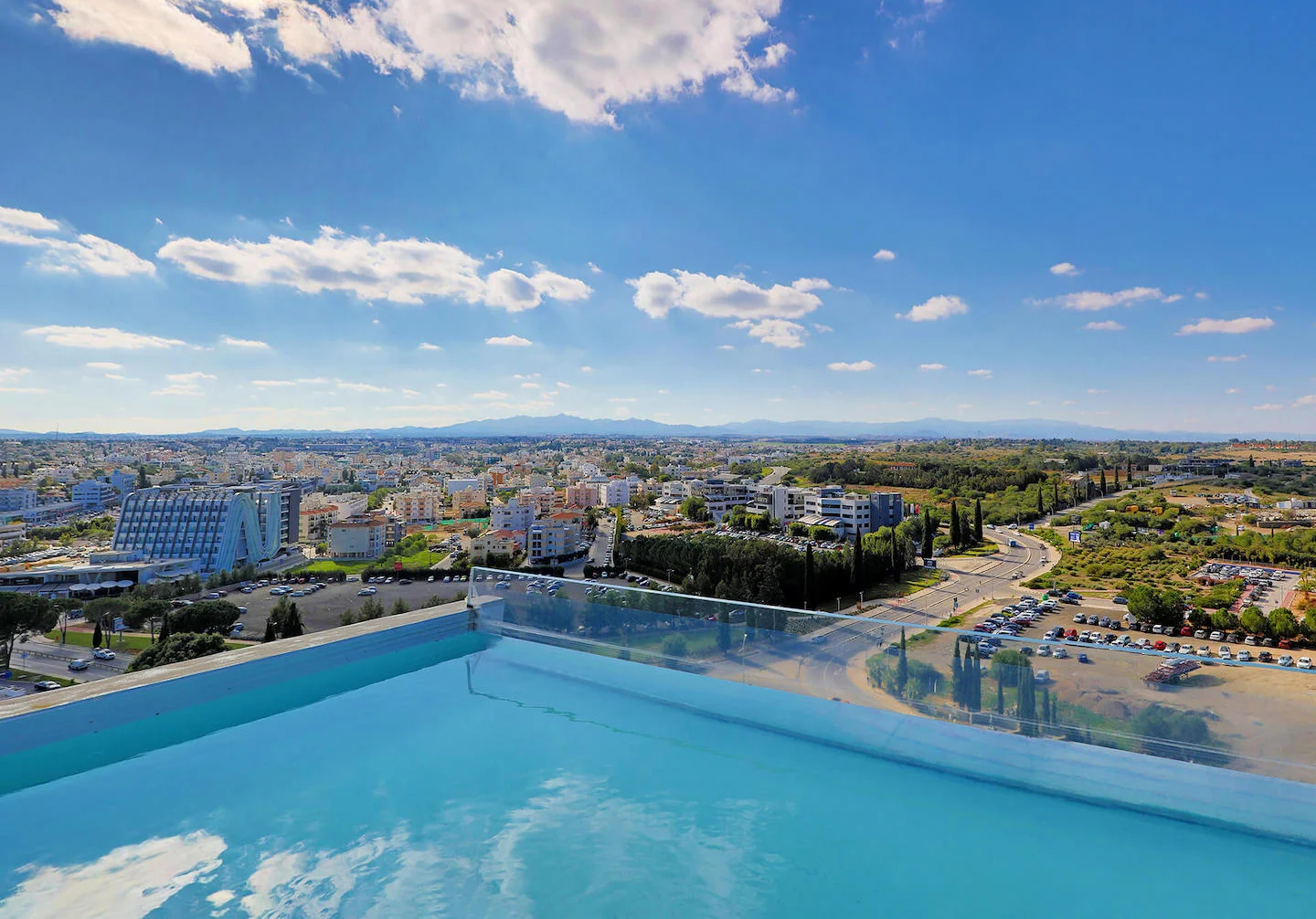 Dachterasse mit Pool im Studentenwohnheim für Medizinstudierende an der University of Nicosia auf Zypern.